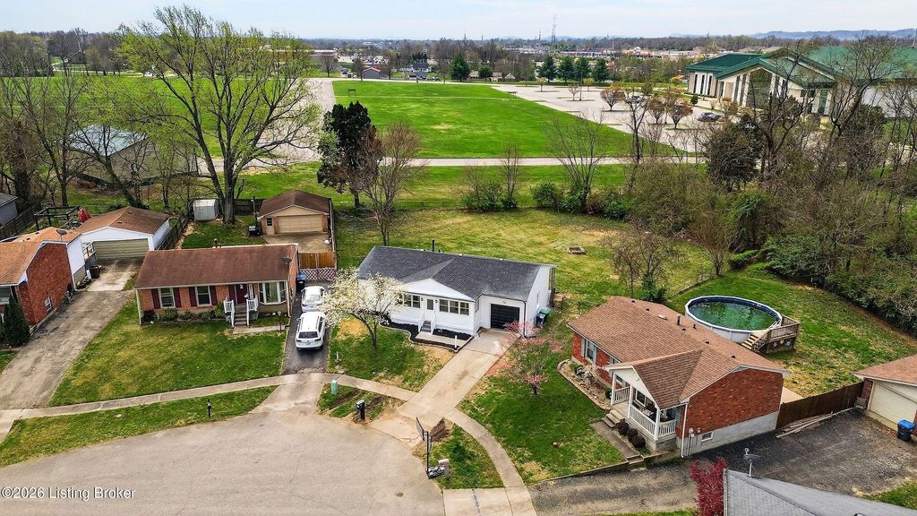 Photo of 5202 Chasewood Pl, Louisville, KY 40229 (MLS # 1712992)