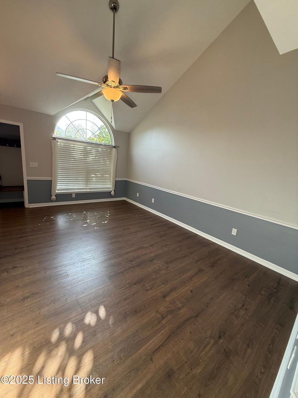 Photo of 10412 Pinoak View Dr, Louisville, KY 40299 (MLS # 1729164)