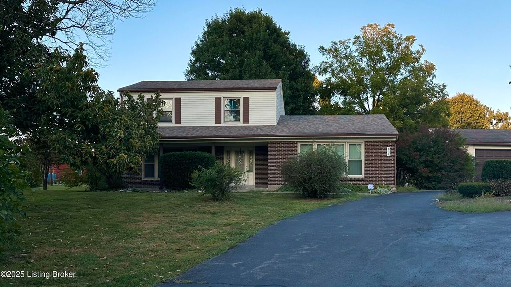 Photo of 200 Castlerock Dr, Shepherdsville, KY 40165 (MLS # 1698171)