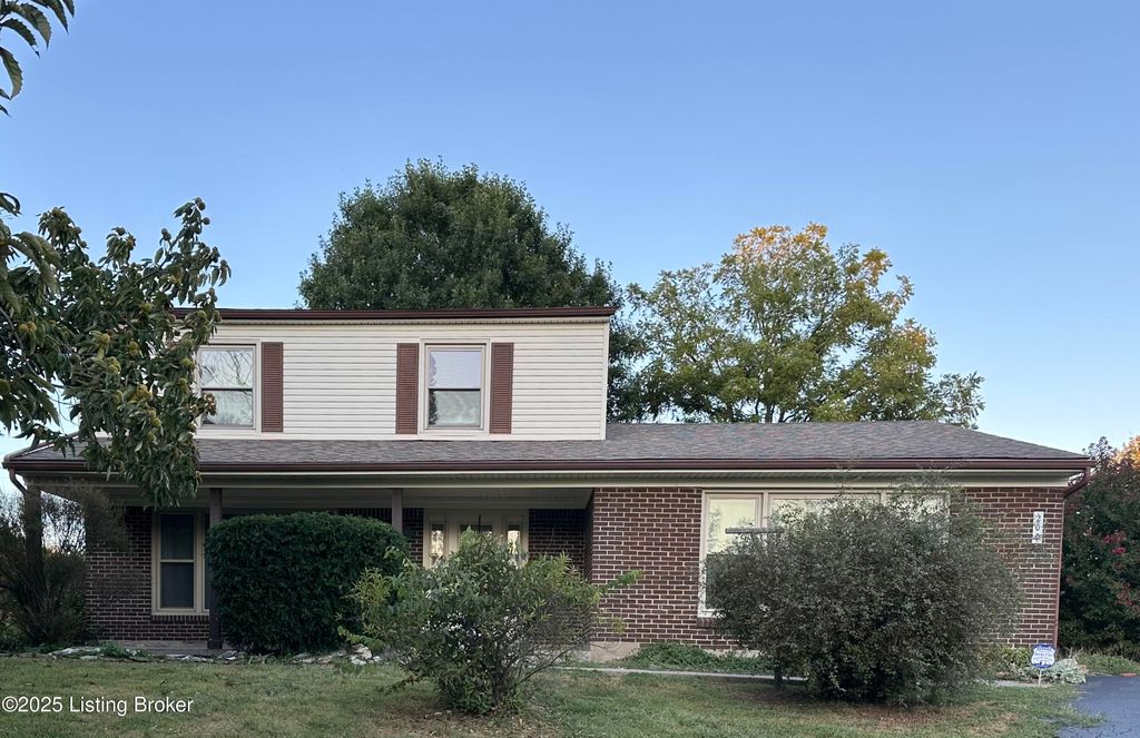 Photo of 200 Castlerock Dr, Shepherdsville, KY 40165 (MLS # 1698171)