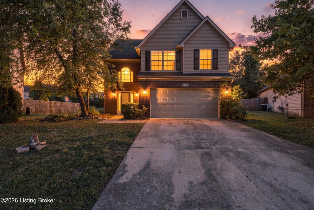Photo of 6919 Walnut Farm Dr, Louisville, KY 40229 (MLS # 1729341)