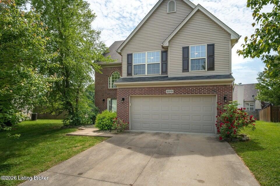Photo of 6919 Walnut Farm Dr, Louisville, KY 40229 (MLS # 1729341)