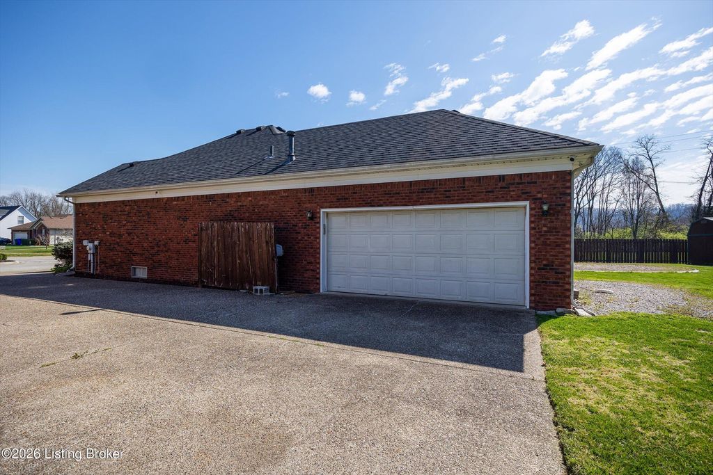 Photo of 6228 Winding Stream Dr, Louisville, KY 40272 (MLS # 1712294)