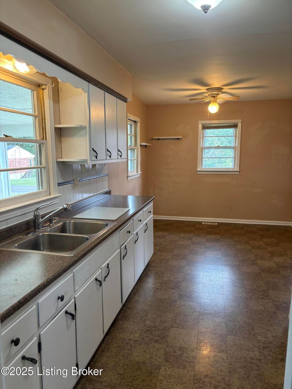 Photo of 1407 Dotland Cir, Shelbyville, KY 40065 (MLS # 1700250)