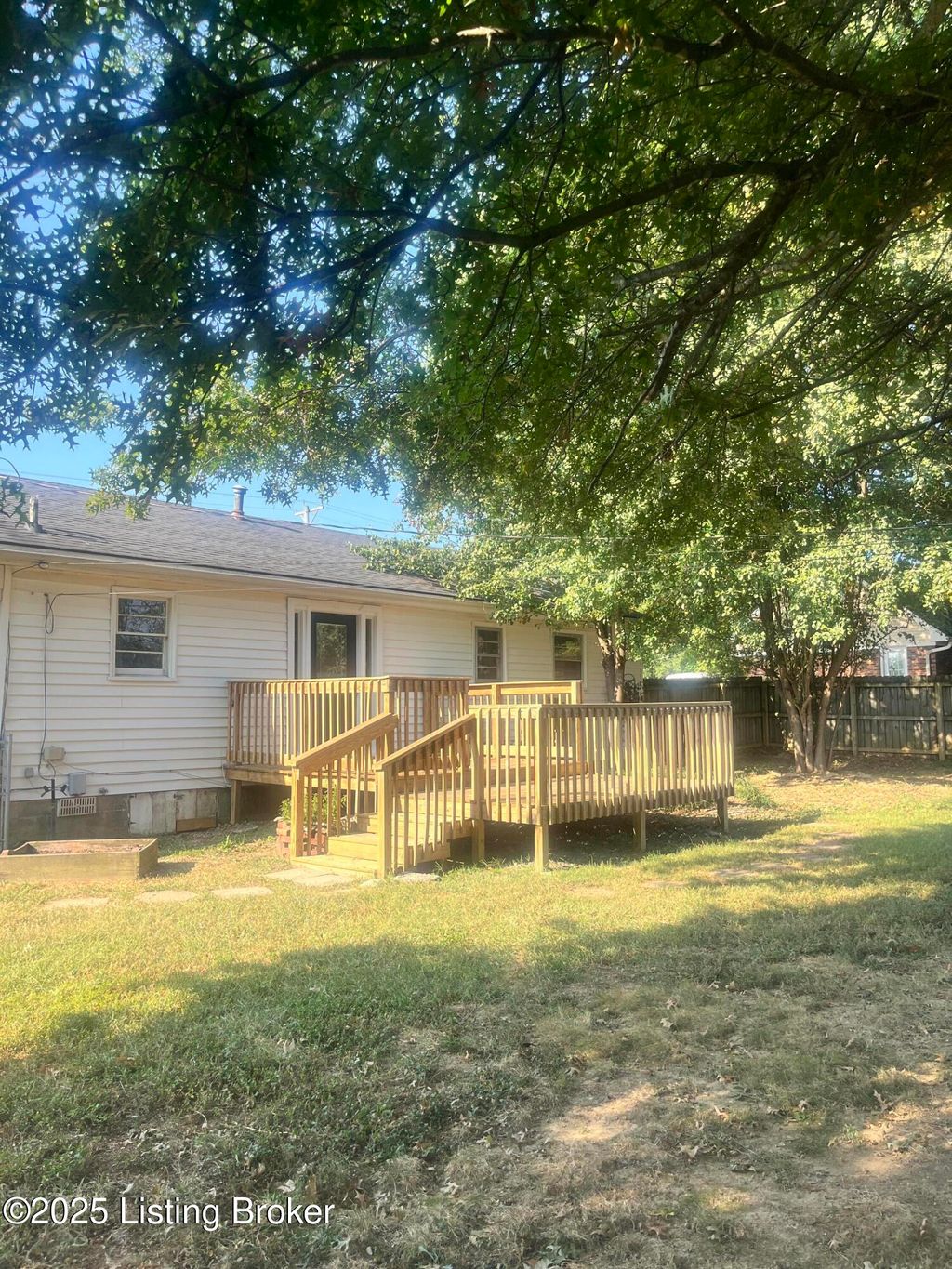 Photo of 1407 Dotland Cir, Shelbyville, KY 40065 (MLS # 1700250)