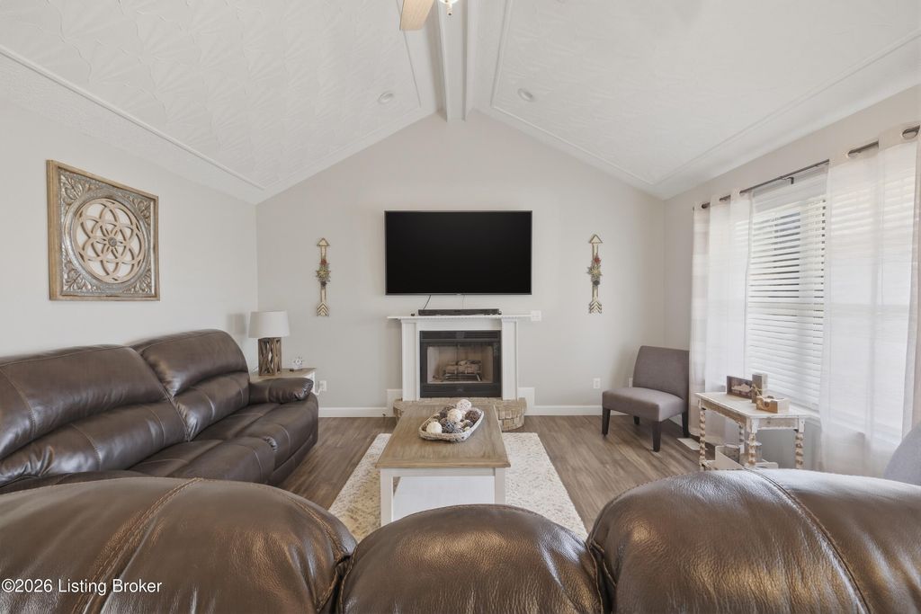 Photo of 442 Mary David Dr, Shepherdsville, KY 40165 (MLS # 1713184)