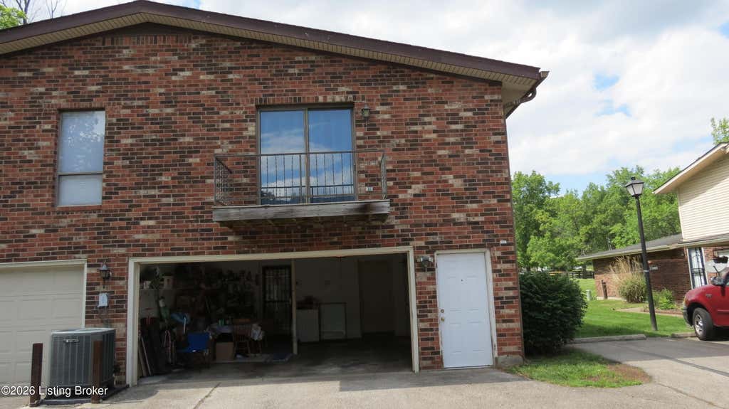 Photo of 3115 Meadowside Ct, Louisville, KY 40214 (MLS # 1716490)