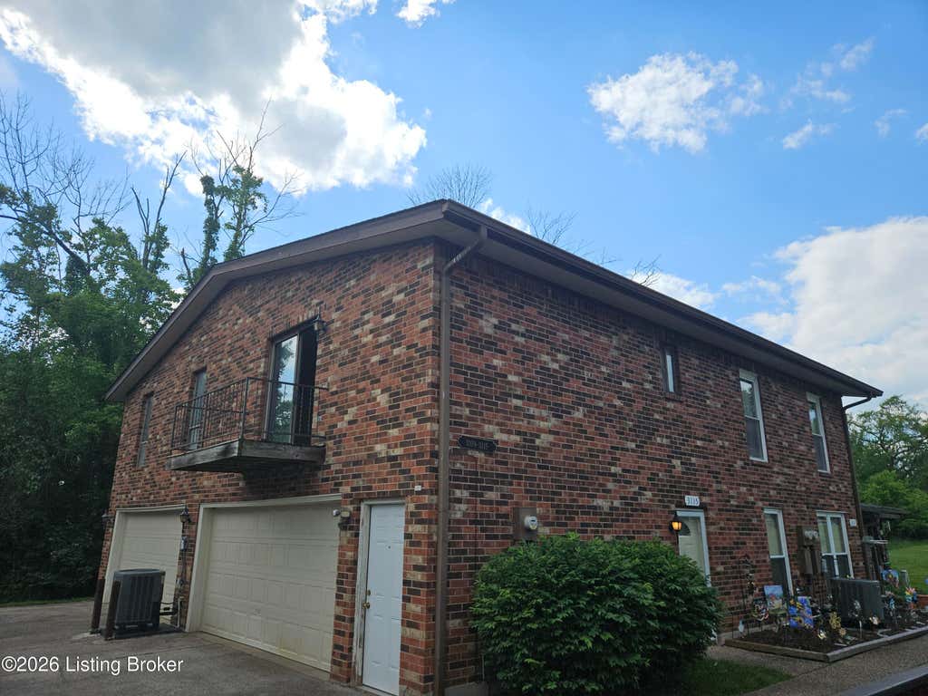 Photo of 3115 Meadowside Ct, Louisville, KY 40214 (MLS # 1716490)