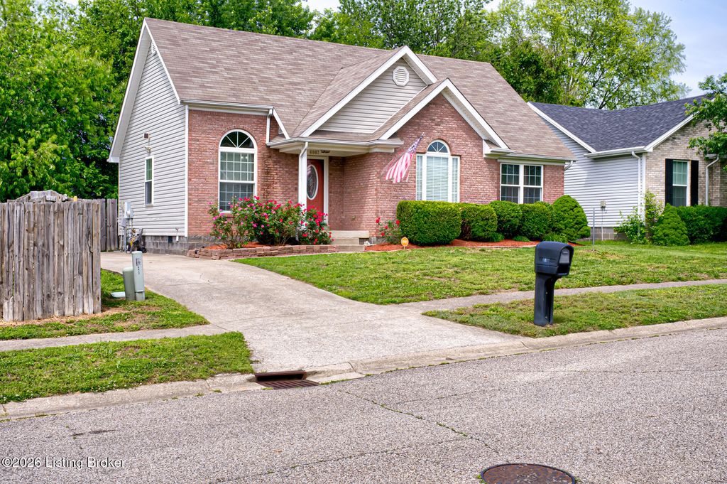 Photo of 6807 Broadmanor Ln, Louisville, KY 40258 (MLS # 1716782)