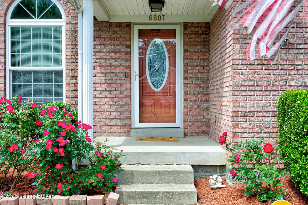 Photo of 6807 Broadmanor Ln, Louisville, KY 40258 (MLS # 1716782)