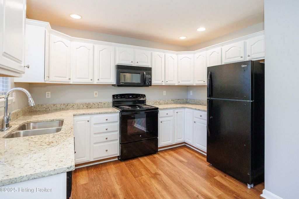 Photo of 2414 Helen Ave, Louisville, KY 40216 (MLS # 1700521)