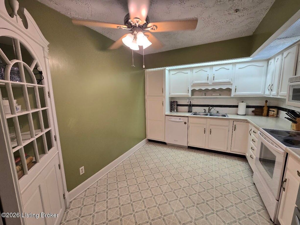 Photo of 5800 Coach Gate Wynde #APT 295, Louisville, KY 40207 (MLS # 1727585)