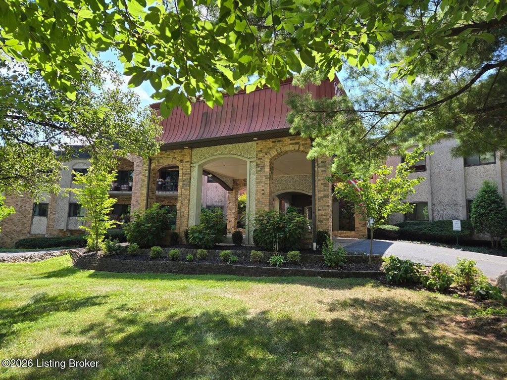 Photo of 5800 Coach Gate Wynde #APT 295, Louisville, KY 40207 (MLS # 1727585)