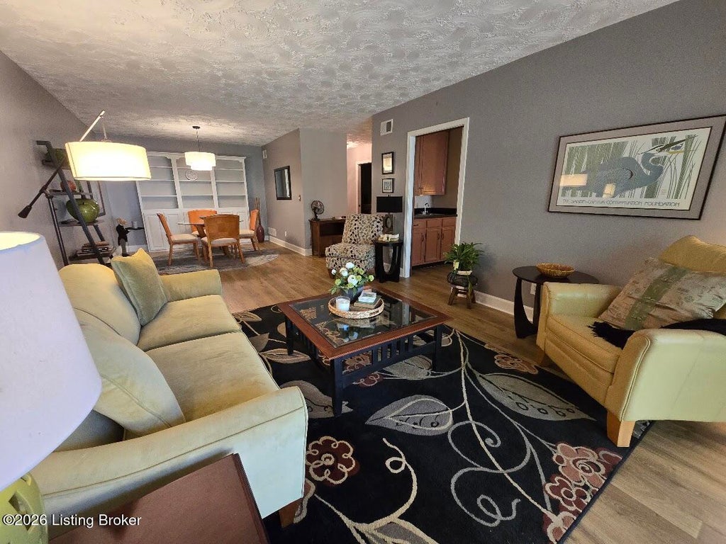 Photo of 5800 Coach Gate Wynde #APT 295, Louisville, KY 40207 (MLS # 1727585)