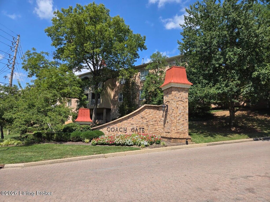 Photo of 5800 Coach Gate Wynde #APT 295, Louisville, KY 40207 (MLS # 1727585)