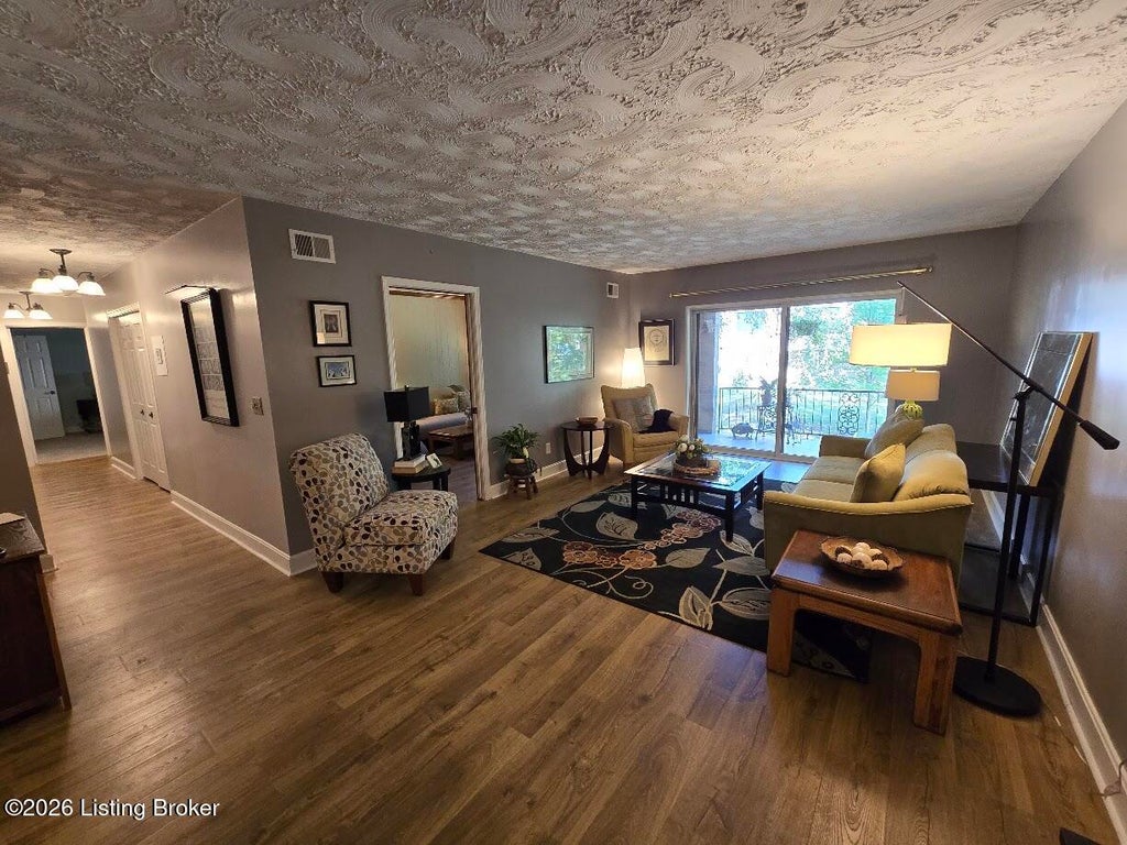Photo of 5800 Coach Gate Wynde #APT 295, Louisville, KY 40207 (MLS # 1727585)