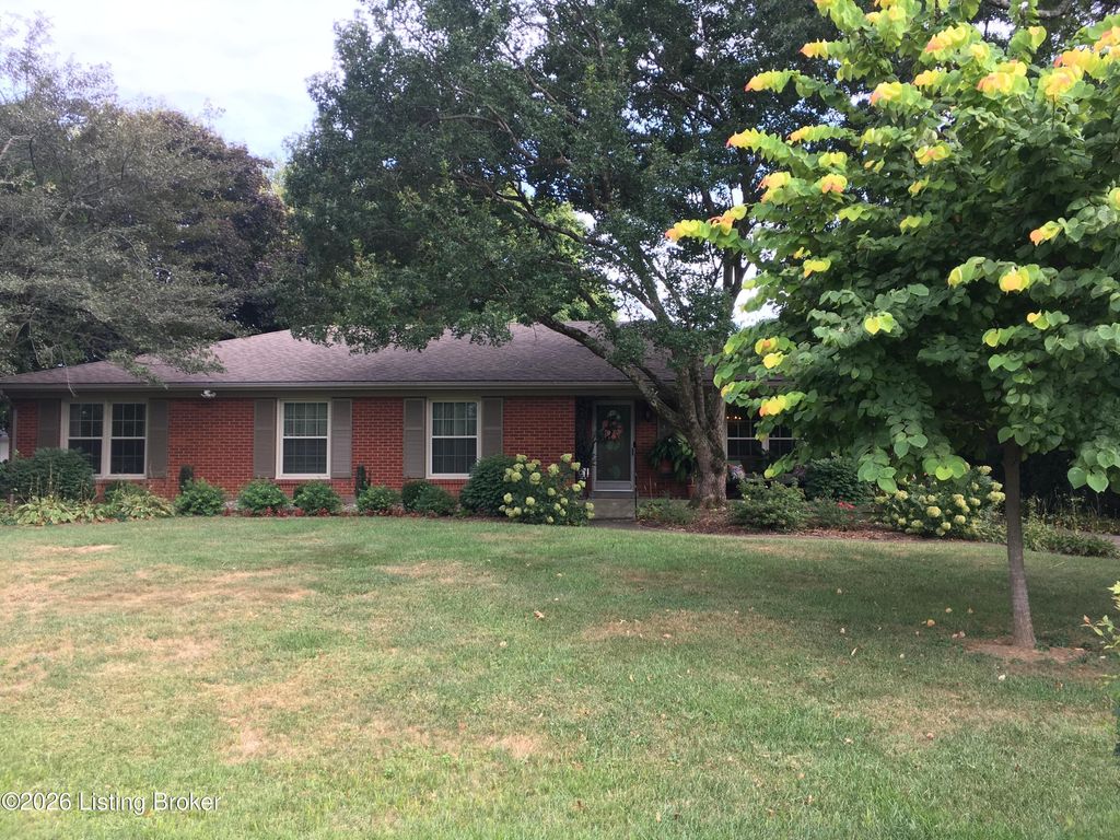 Photo of 6312 Limewood Cir, Louisville, KY 40222 (MLS # 1708717)