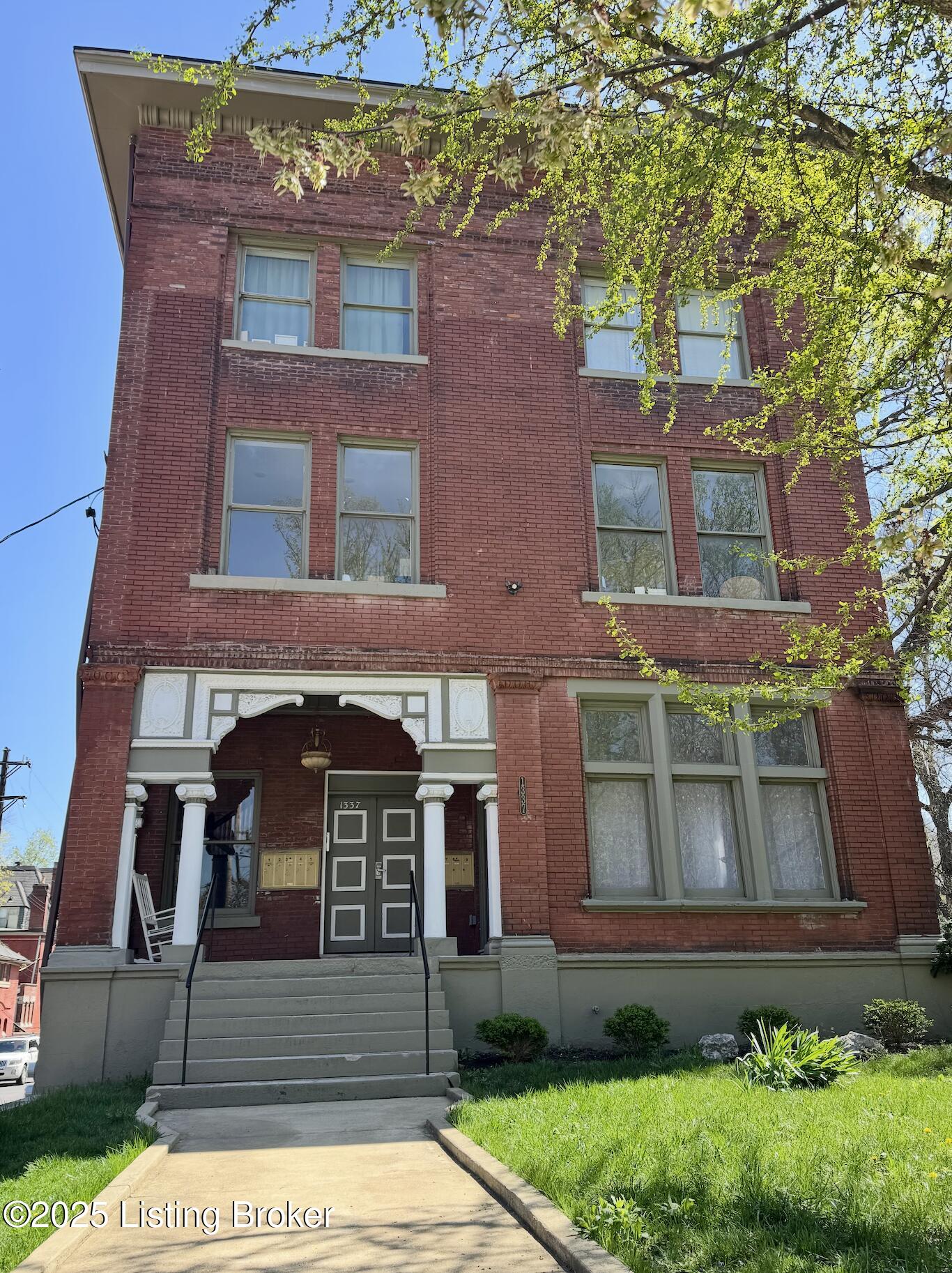 1341 S 4th St, Louisville, Pennsylvania image 4