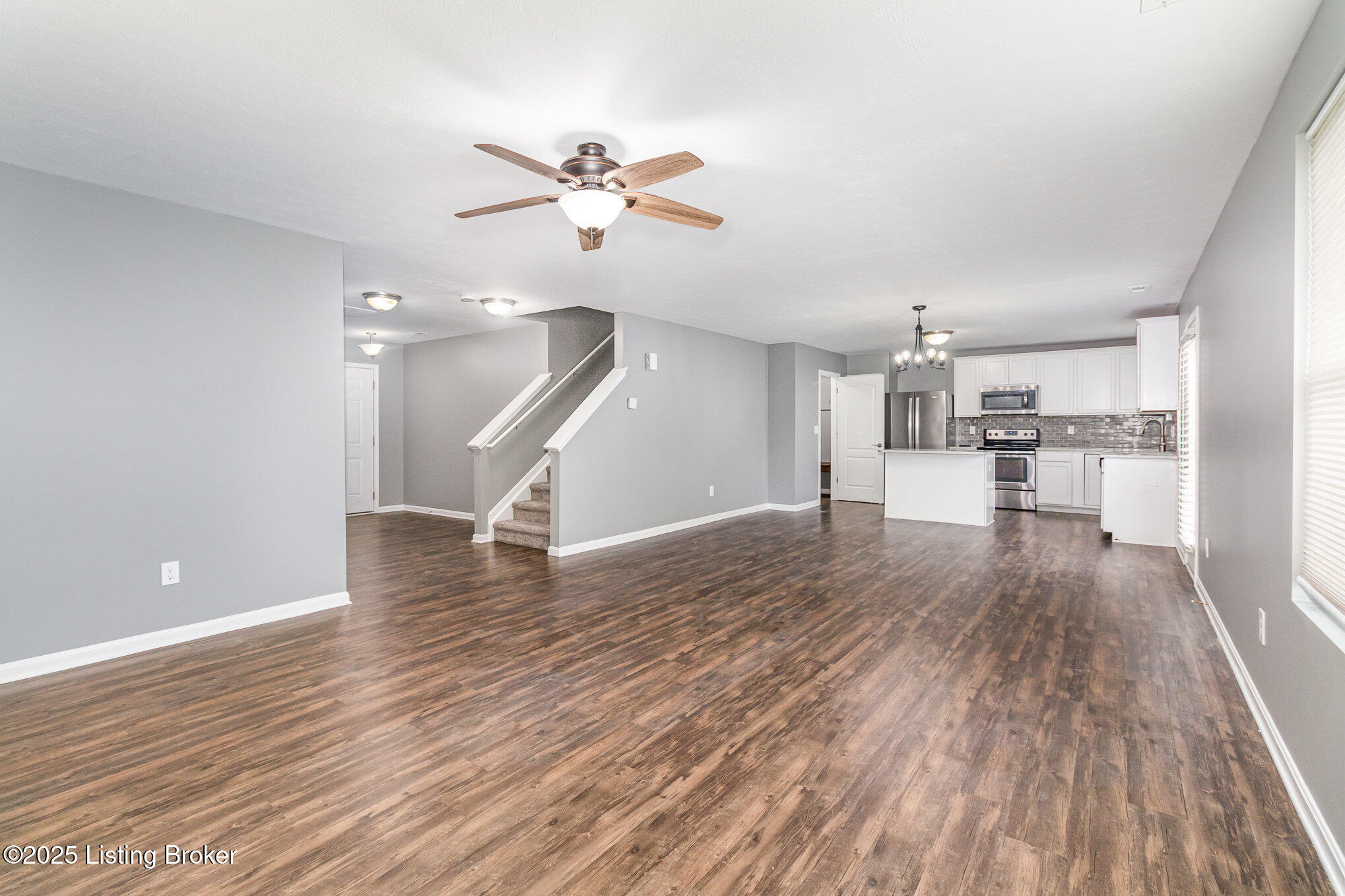 6915 Brittany Oak Dr, Louisville, Kentucky image 8