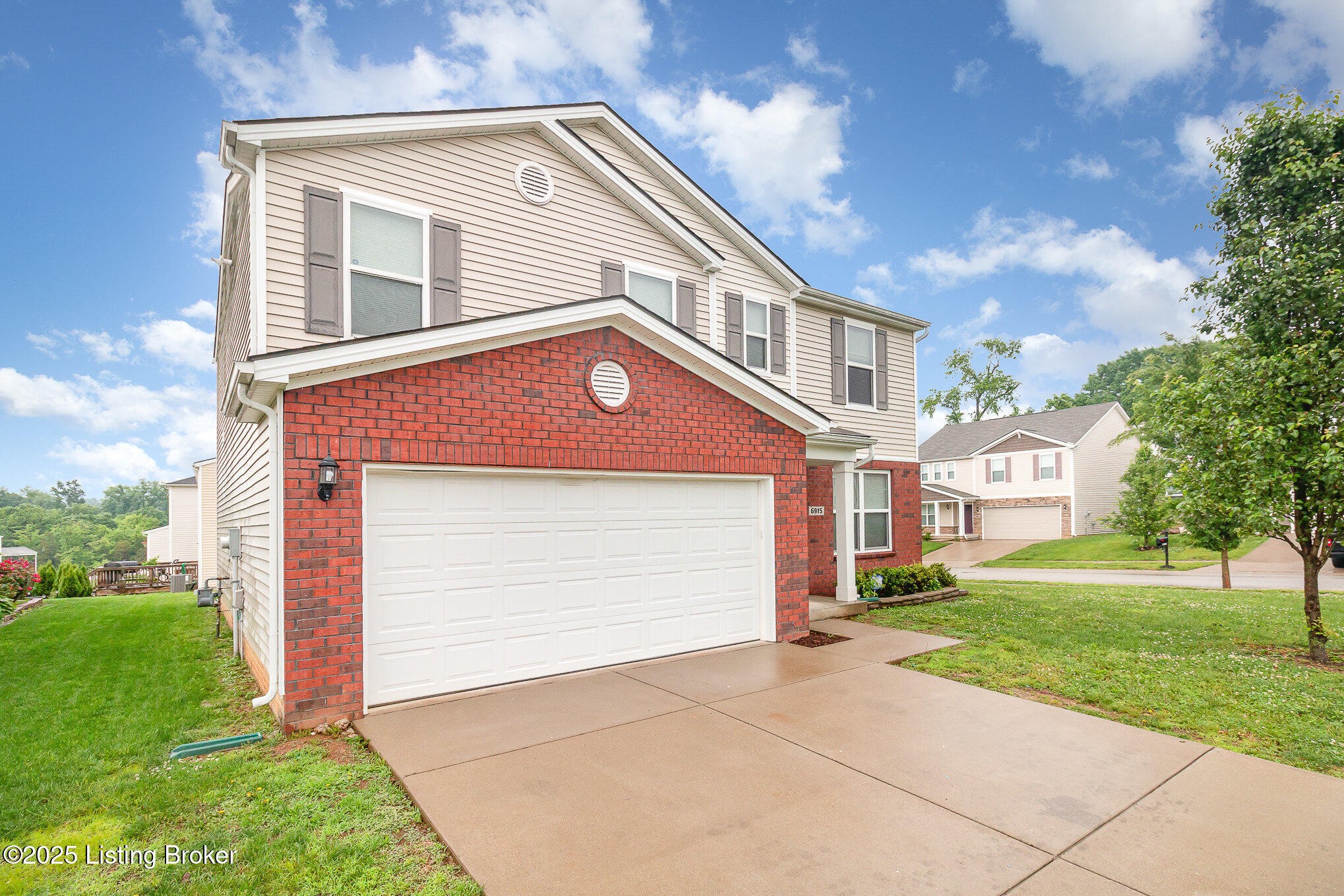 6915 Brittany Oak Dr, Louisville, Kentucky image 2
