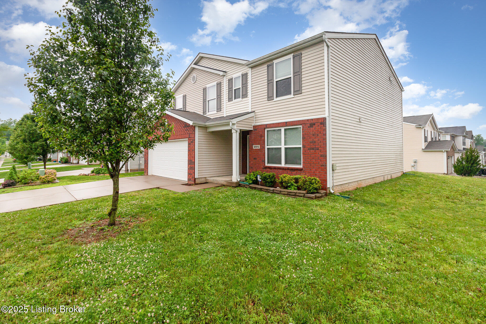 6915 Brittany Oak Dr, Louisville, Kentucky image 3