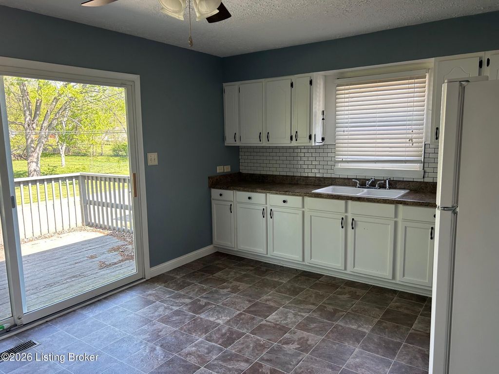 Photo of 508 N Mantle Ave, Elizabethtown, KY 42701 (MLS # 1713902)