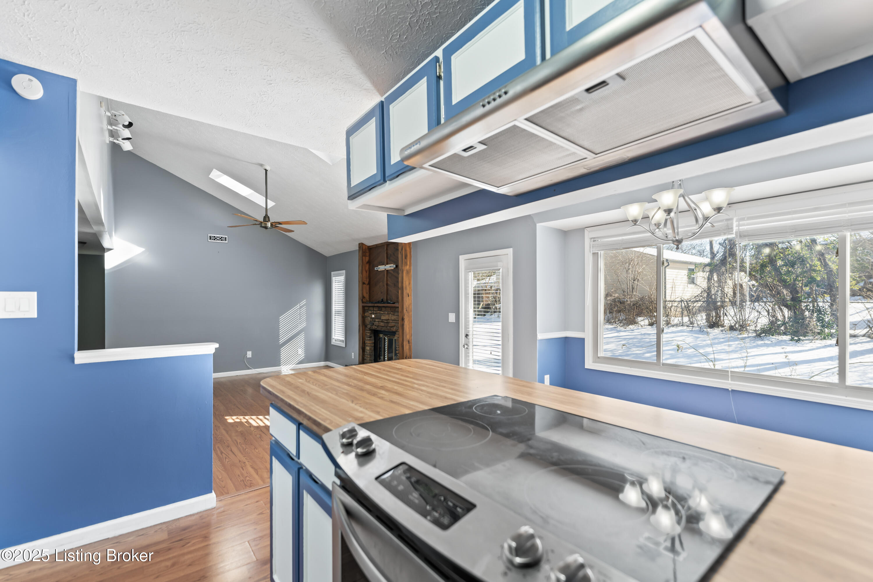Louisville, Kentucky 40220, United States, 3 Bedrooms Bedrooms, ,2 BathroomsBathrooms,Residential,Pending,16229