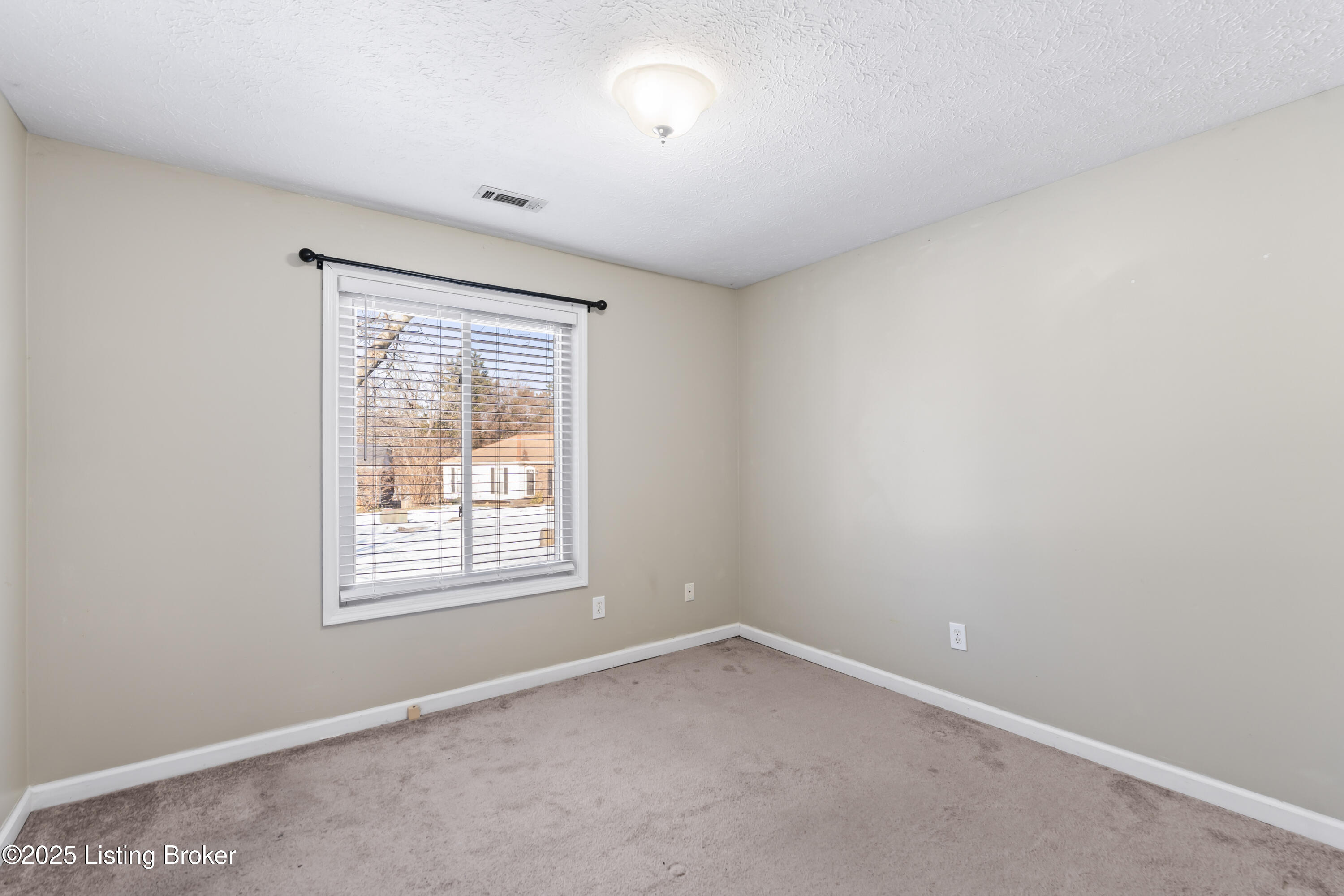 Louisville, Kentucky 40220, United States, 3 Bedrooms Bedrooms, ,2 BathroomsBathrooms,Residential,Pending,16229