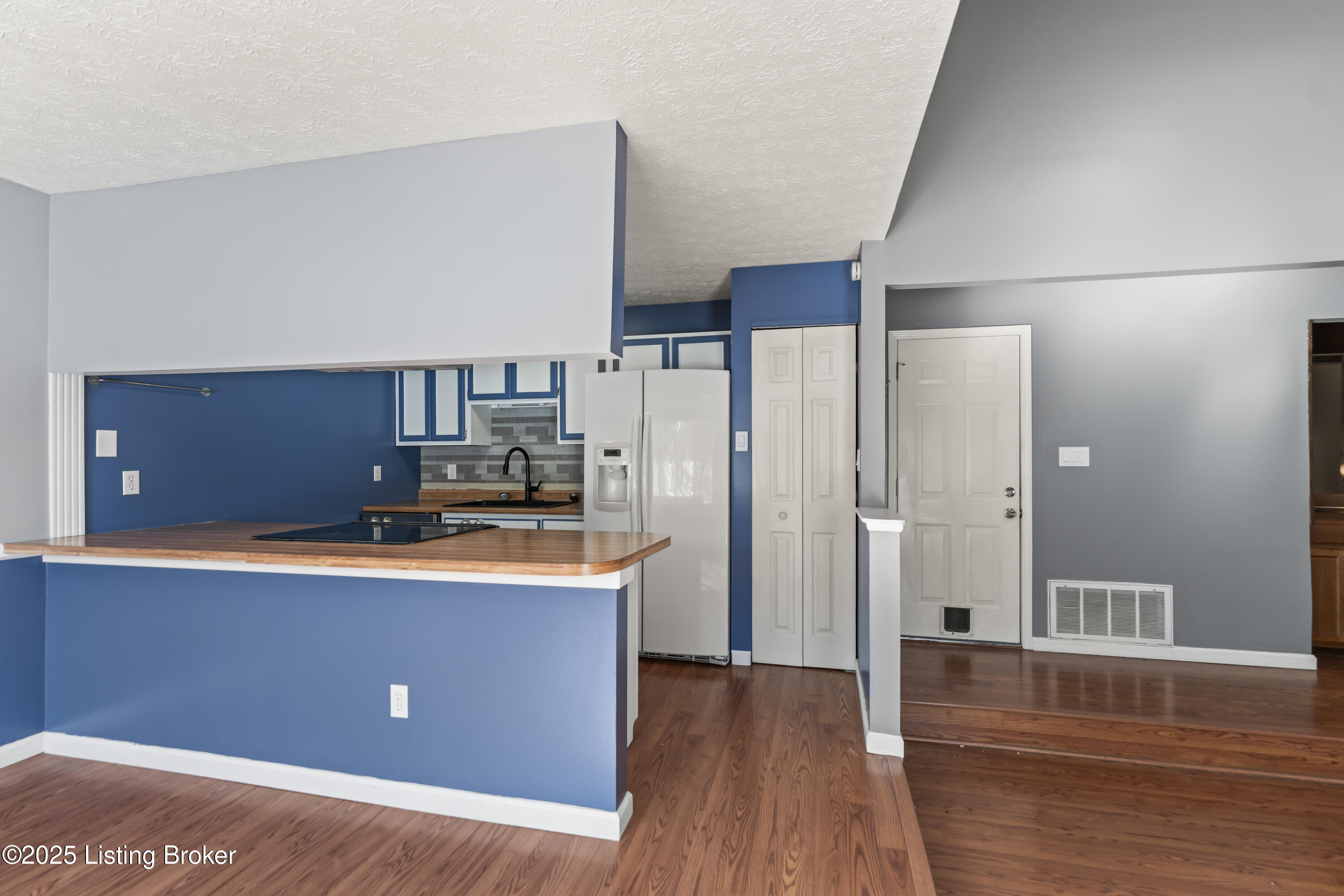 Louisville, Kentucky 40220, United States, 3 Bedrooms Bedrooms, ,2 BathroomsBathrooms,Residential,Pending,16229