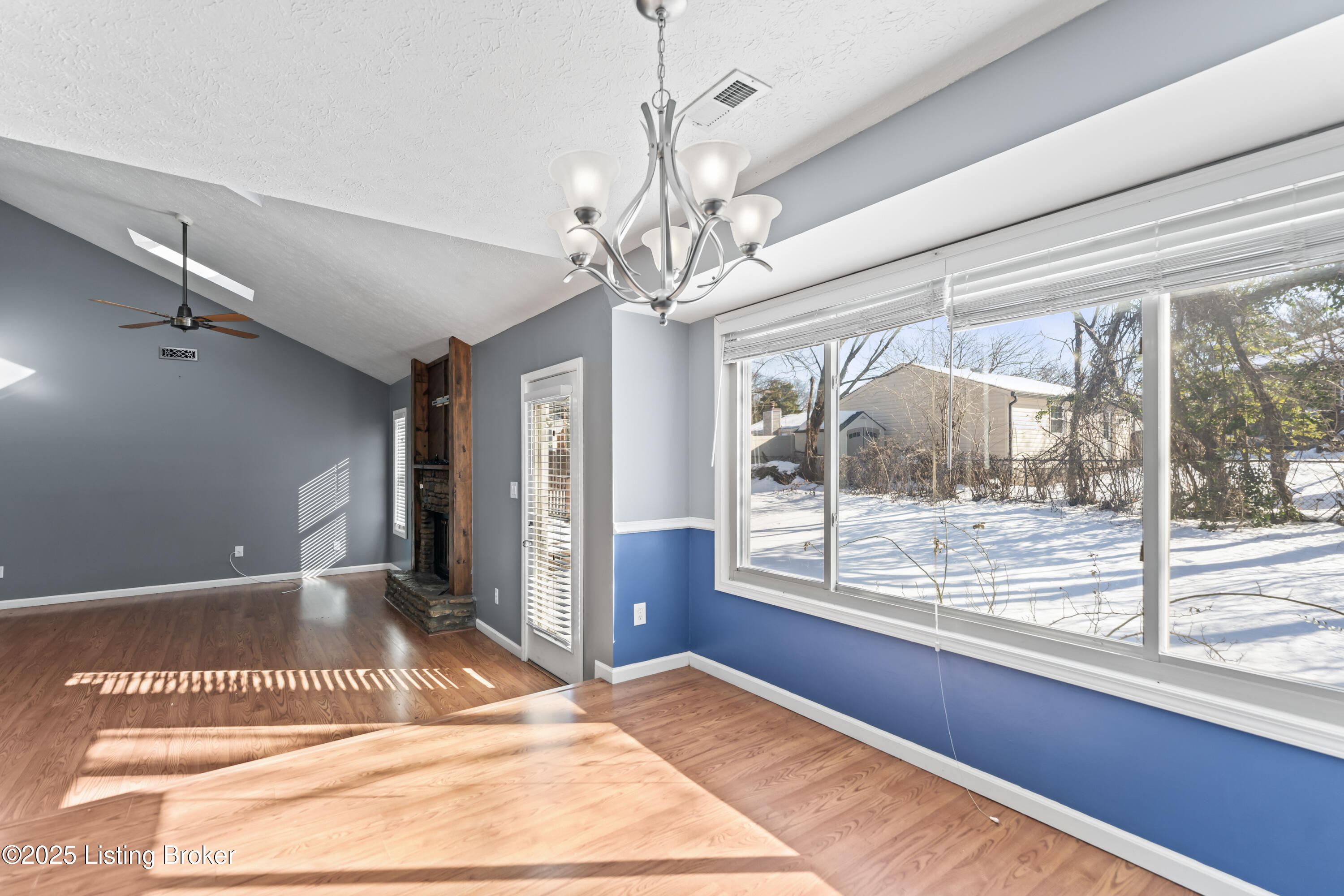 Louisville, Kentucky 40220, United States, 3 Bedrooms Bedrooms, ,2 BathroomsBathrooms,Residential,Pending,16229