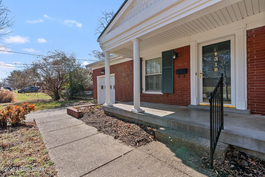 Photo of 318 Castleview Dr, Louisville, KY 40207 (MLS # 1709621)