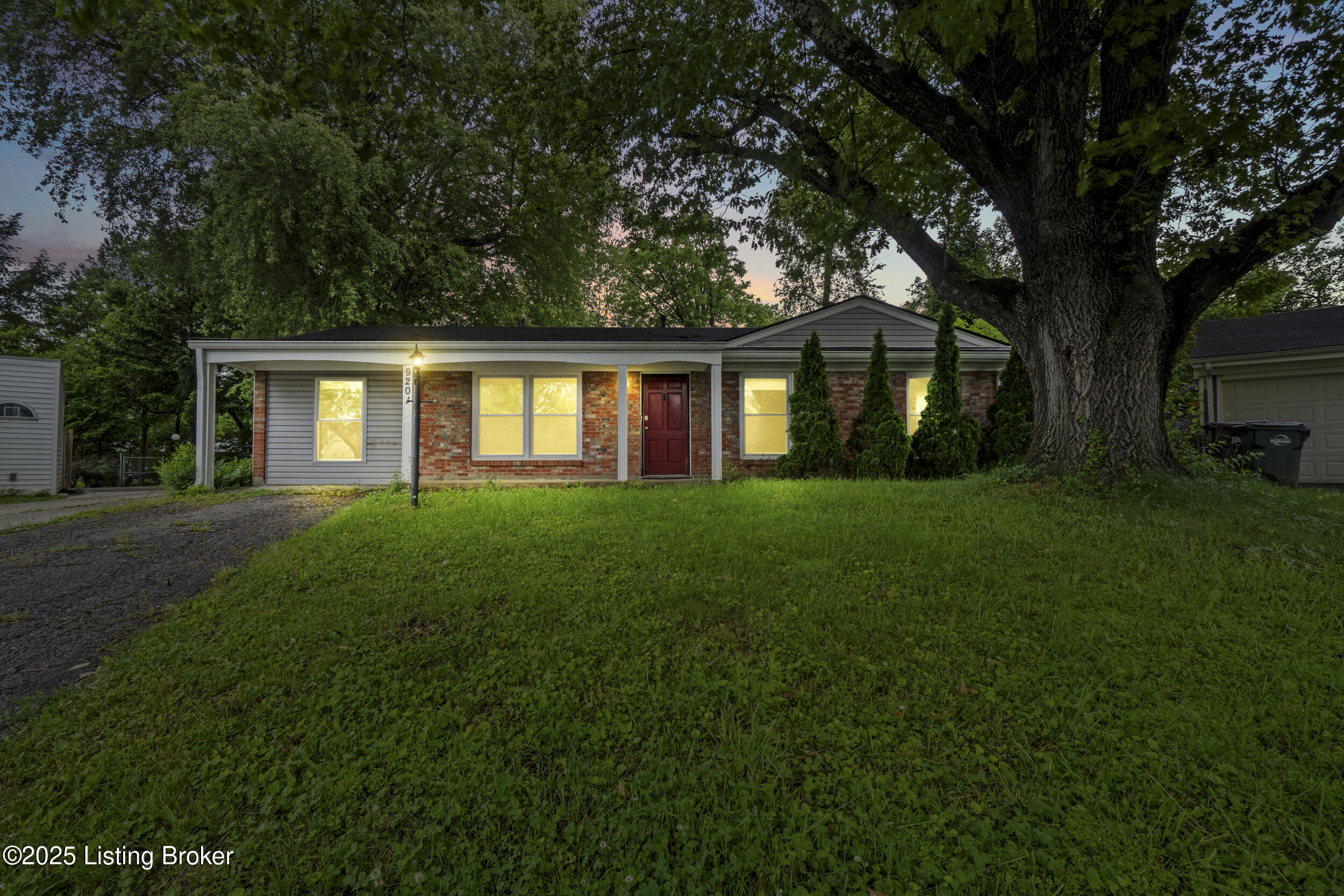 9201 Walhampton Ct, Louisville, Kentucky image 2