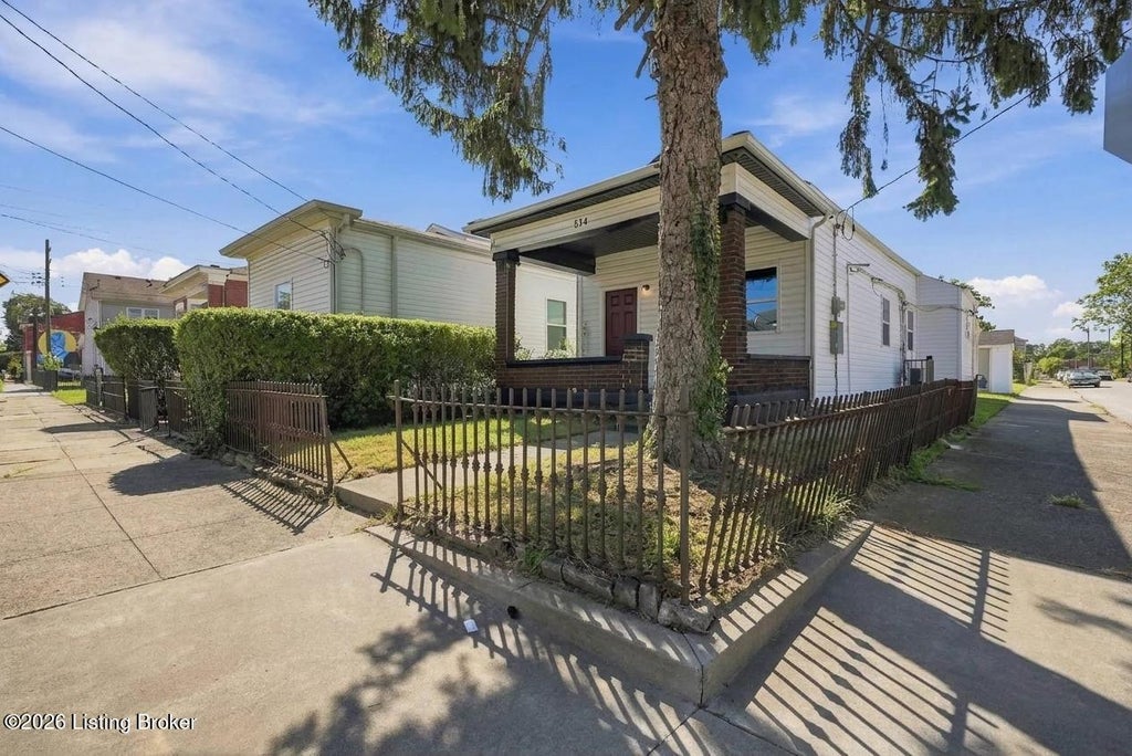 Photo of 814 S Shelby St, Louisville, KY 40203 (MLS # 1729226)