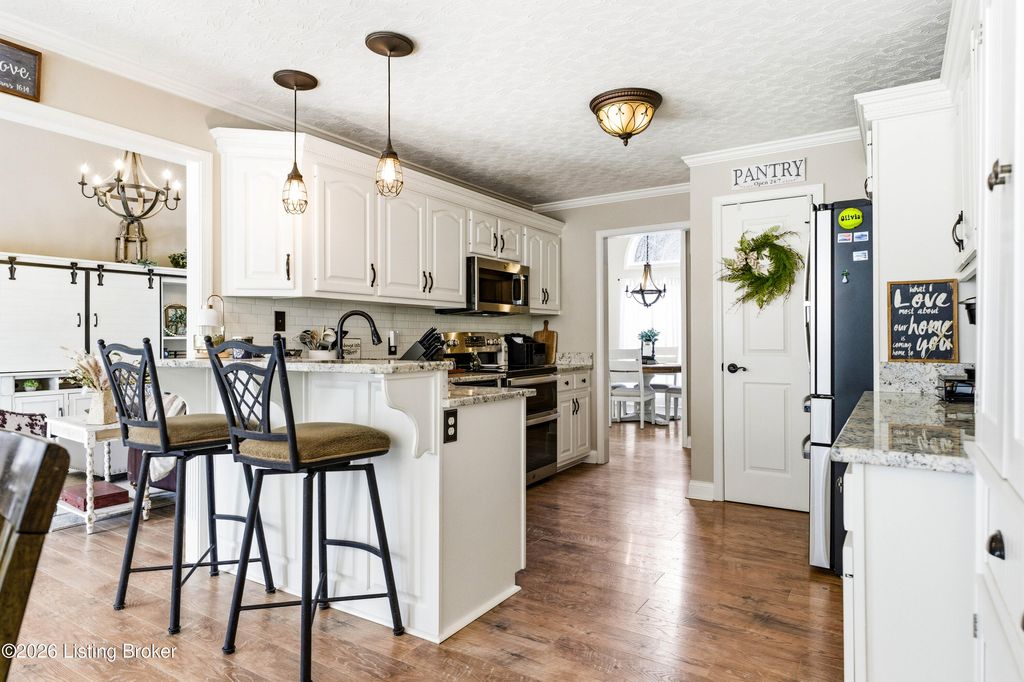 Photo of 325 Kingswood Dr, Taylorsville, KY 40071 (MLS # 1708981)