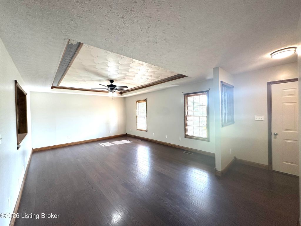 Photo of 1028 Farmaway Dr, Bardstown, KY 40004 (MLS # 1714831)