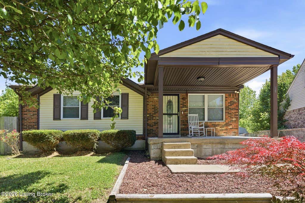 Photo of 2408 Parliament Ct, Louisville, KY 40272 (MLS # 1722645)