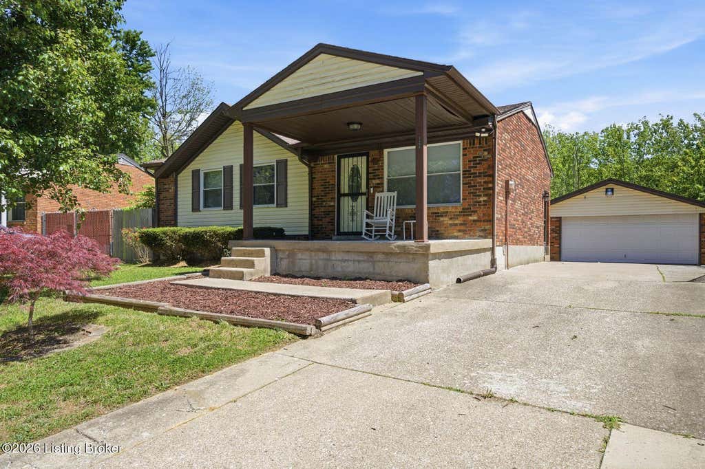 Photo of 2408 Parliament Ct, Louisville, KY 40272 (MLS # 1722645)