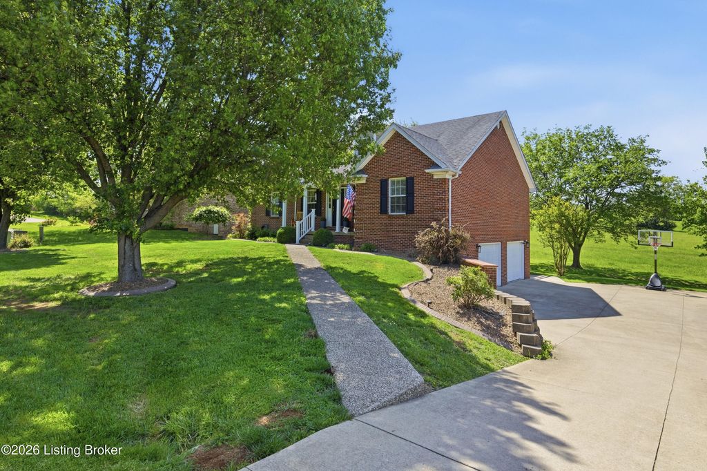 Photo of 1003 Whispering Oak Dr, Bardstown, KY 40004 (MLS # 1715409)