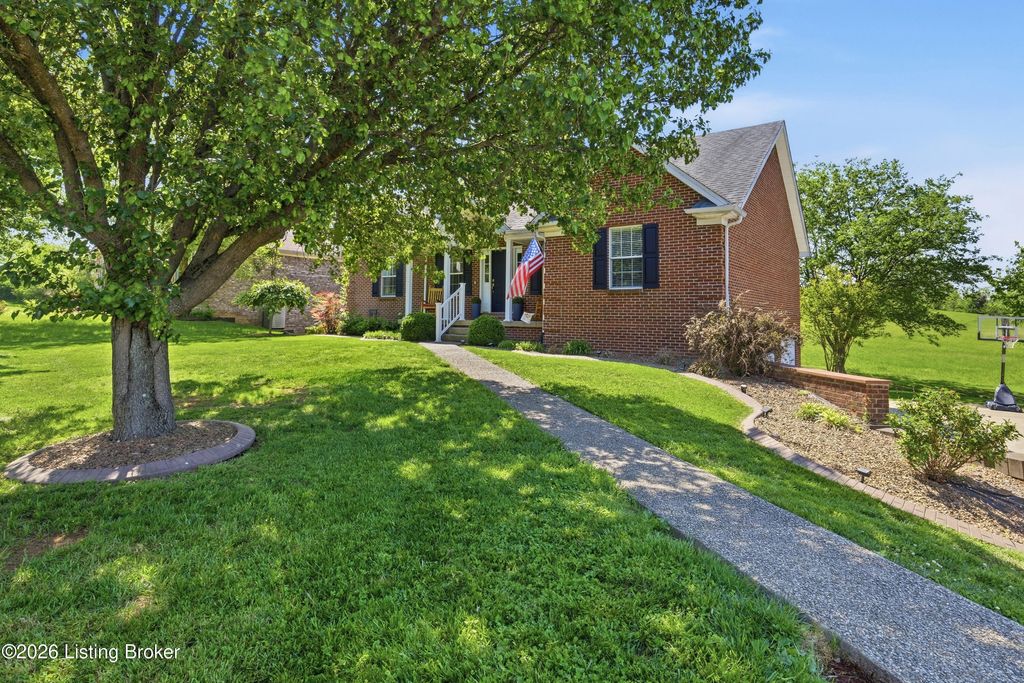 Photo of 1003 Whispering Oak Dr, Bardstown, KY 40004 (MLS # 1715409)