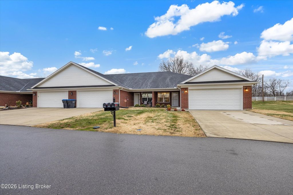 Photo of 6713 Eagle Wood Dr, Louisville, KY 40272 (MLS # 1707242)