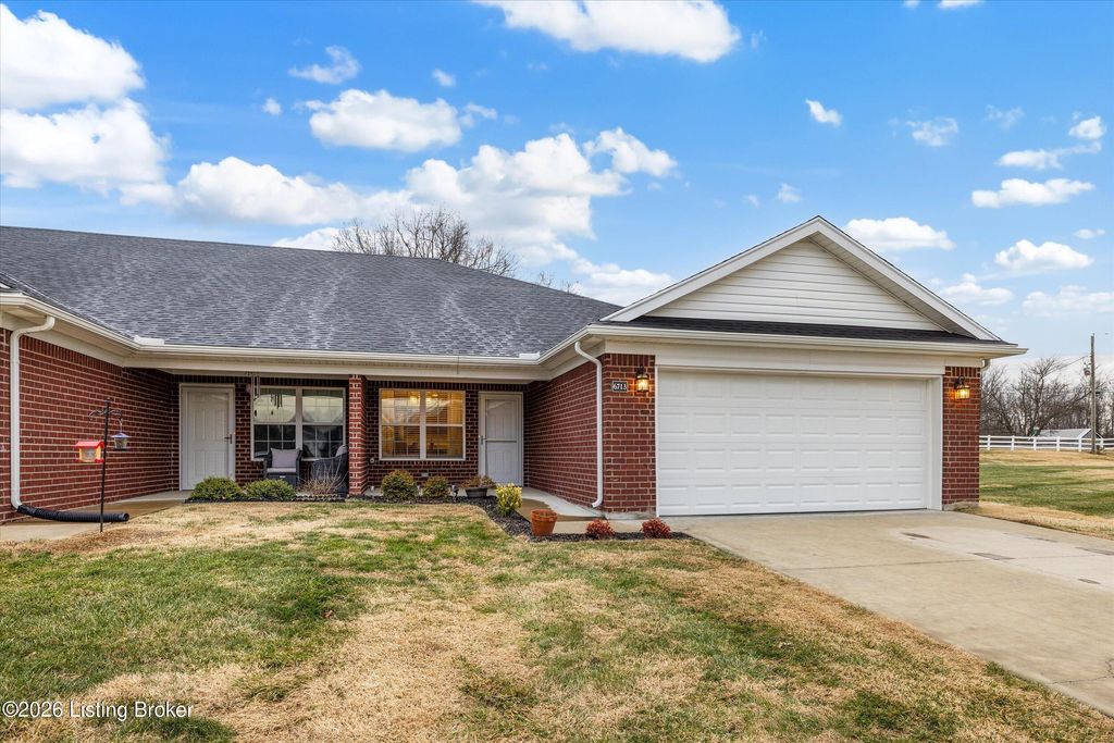 Photo of 6713 Eagle Wood Dr, Louisville, KY 40272 (MLS # 1707242)