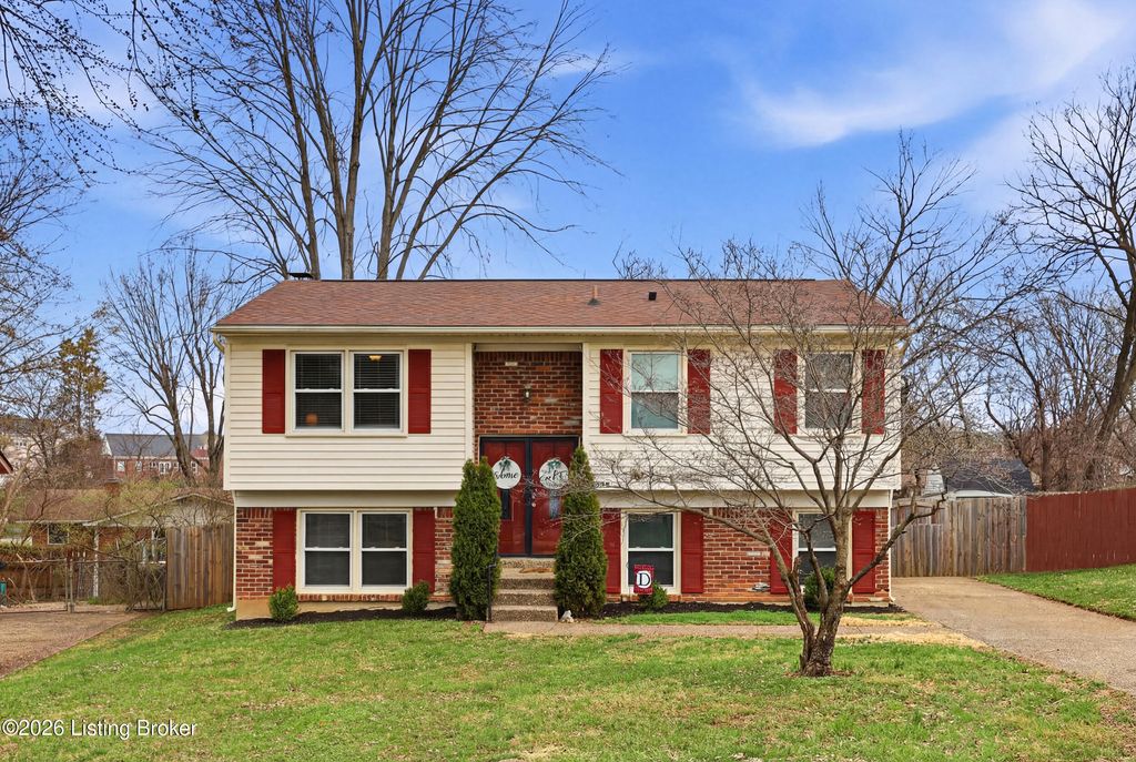 Photo of 8814 High Point Cir, Louisville, KY 40299 (MLS # 1711311)