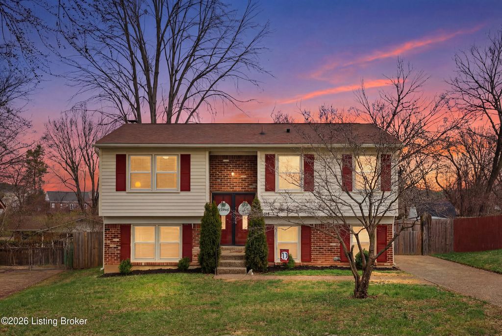 Photo of 8814 High Point Cir, Louisville, KY 40299 (MLS # 1711311)