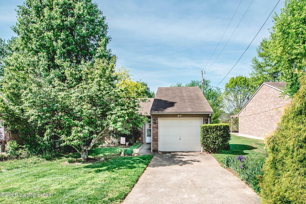 Photo of 185 Beechtree Ln, Mt Washington, KY 40047 (MLS # 1714699)