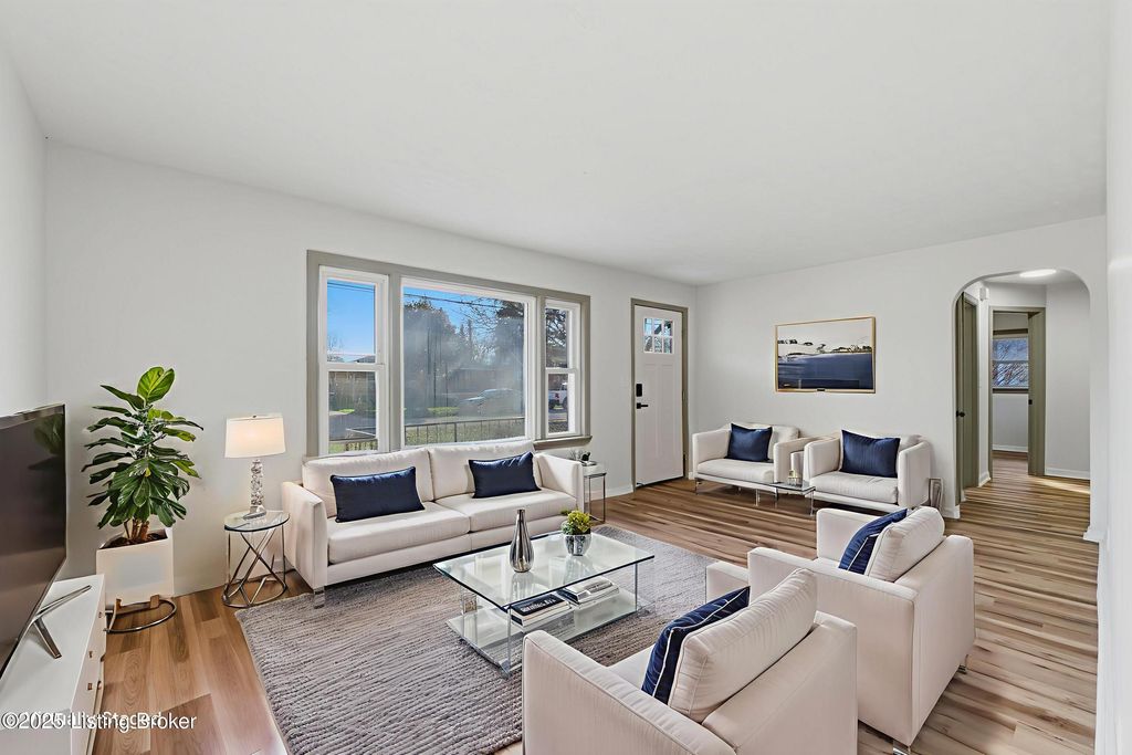 Photo of 2223 Thistledawn Dr, Louisville, KY 40216 (MLS # 1704343)