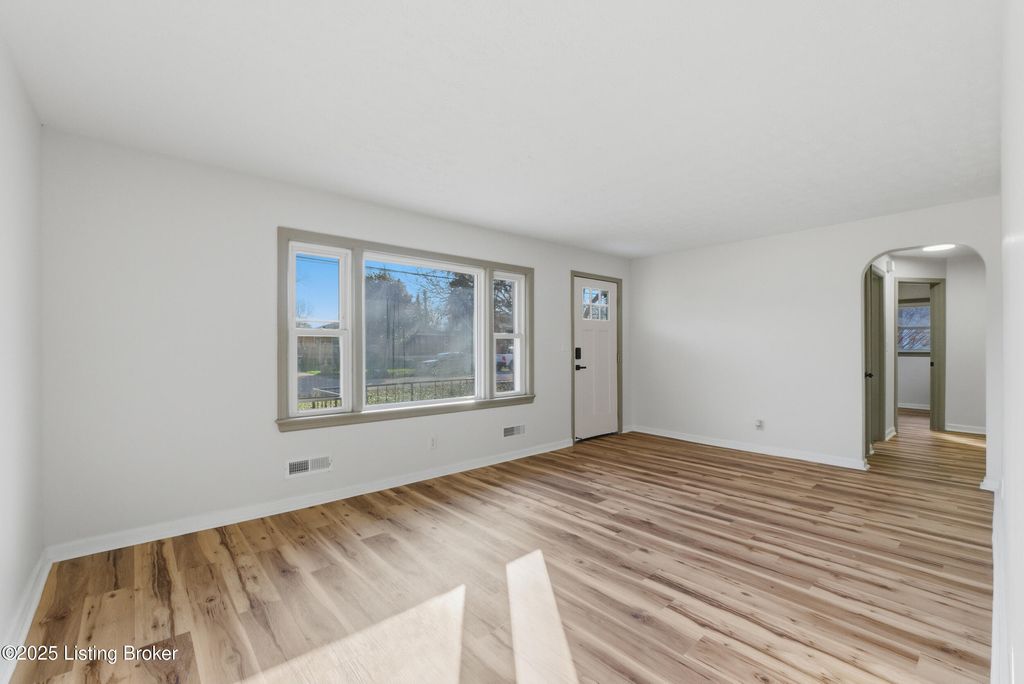 Photo of 2223 Thistledawn Dr, Louisville, KY 40216 (MLS # 1704343)