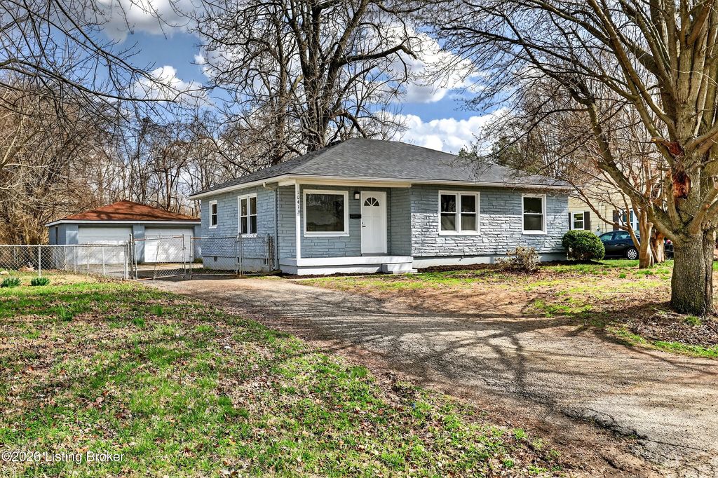 Photo of 10413 Grafton Hall Rd, Louisville, KY 40272 (MLS # 1715198)