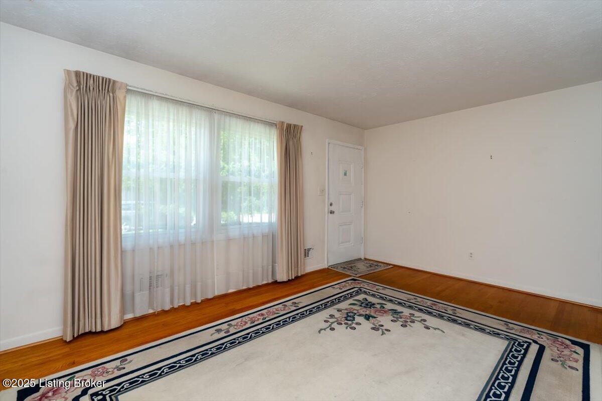 8203 Devonshire Dr, Louisville, Pennsylvania image 3