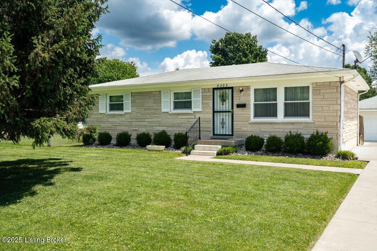 8203 Devonshire Dr, Louisville, Pennsylvania image 1