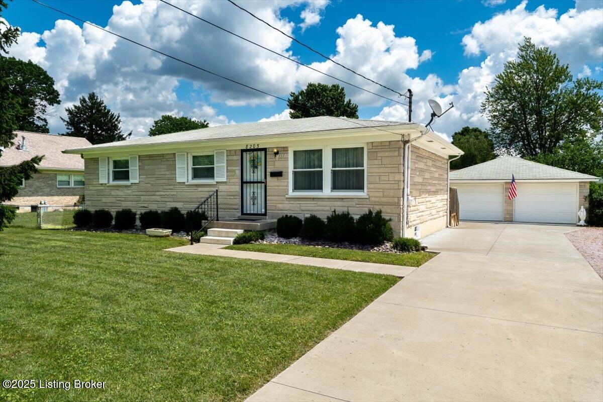 8203 Devonshire Dr, Louisville, Pennsylvania image 2
